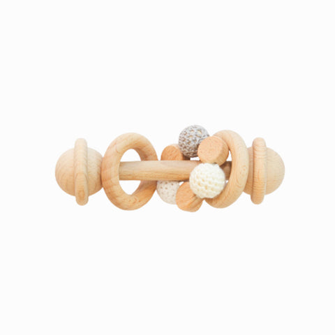 Βρεφική ξύλινη κουδουνίστρα με πλεκτές χάντρες και κρίκο Μπεζ