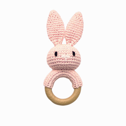 Κουδουνίστρα πλεχτή με ξύλινο μασητικό κρίκο Ροζ