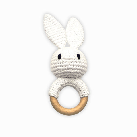 Κουδουνίστρα πλεχτή με ξύλινο μασητικό κρίκο Άσπρη