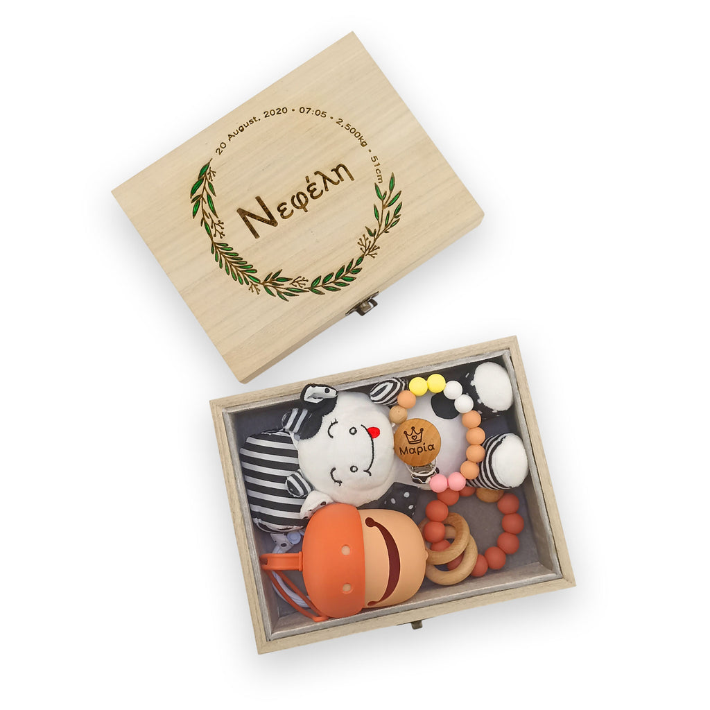 Gift Box κουτί αναμνήσεων πορτοκαλί με χάραξη ονόματος και βρεφικά αξεσουάρ πρώτης βόλτας