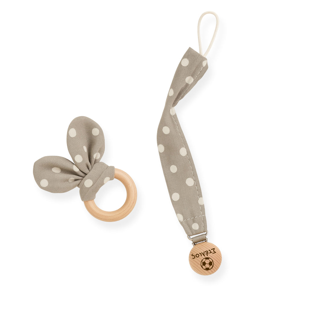 Σετ υφασμάτινο μασιτικό και κλιπ πιπίλας γκρι πουά με ξύλινο κούμπωμα και χάραξη ονόματος