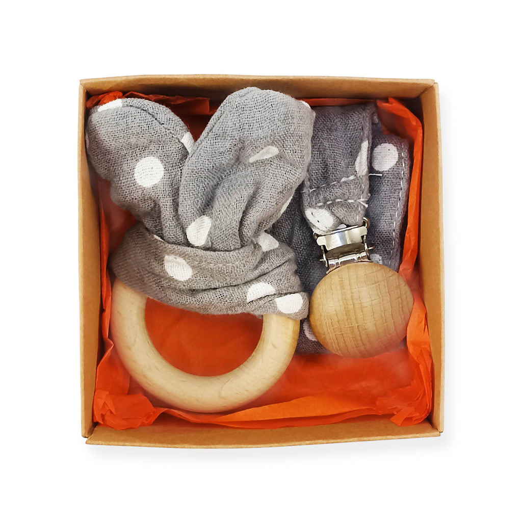 Σετ υφασμάτινο μασιτικό και κλιπ πιπίλας γκρι πουά σε κουτί δώρου με ξύλινο κρίκο