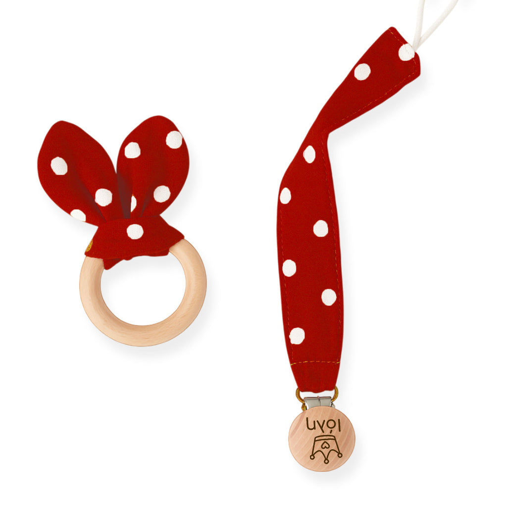 Σετ υφασμάτινο κλιπ πιπίλας και μασιτικό οδοντοφυΐας κόκκινο πουά με ξύλινο κούμπωμα και χάραξη ονόματος