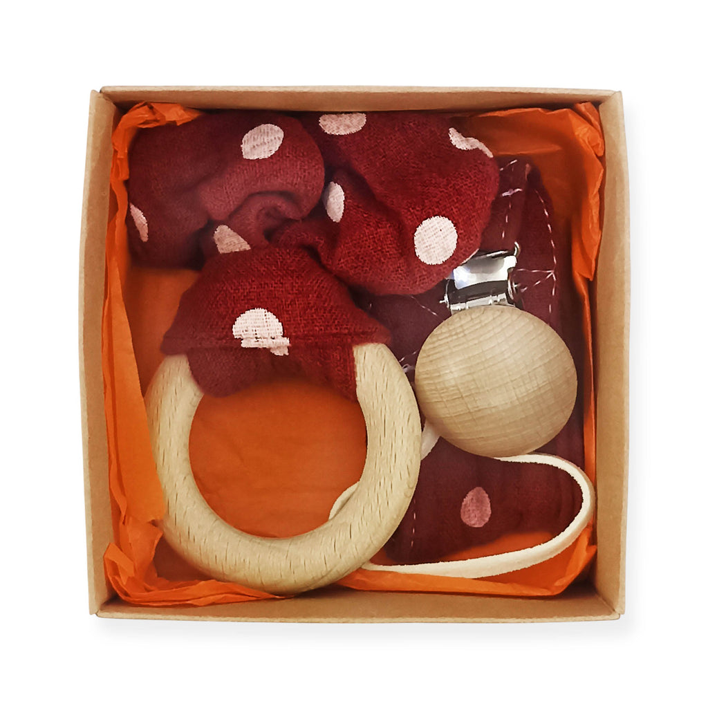 Υφασμάτινο σετ μασιτικό και κλιπ πιπίλας κόκκινο πουά με ξύλινο κούμπωμα, συσκευασμένο σε κουτί δώρου