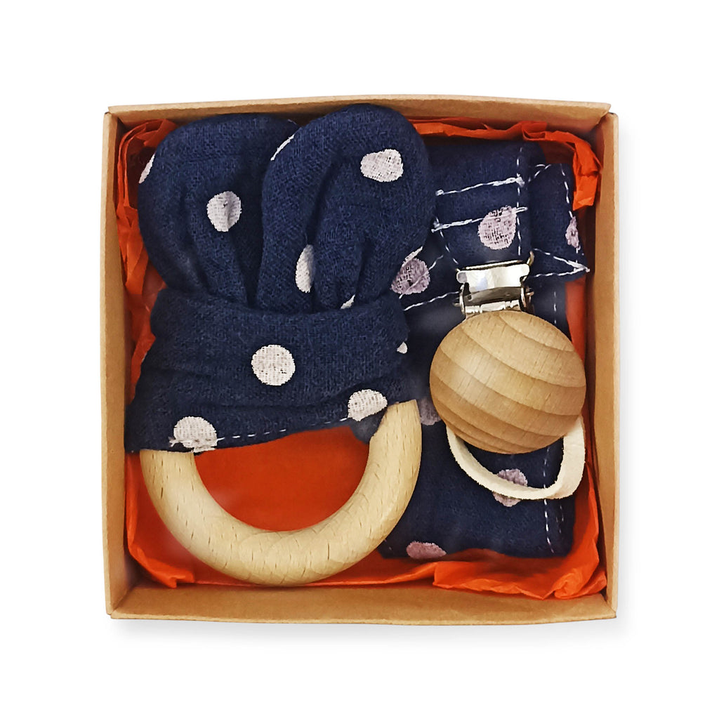 Σετ υφασμάτινο μασιτικό και κλιπ πιπίλας μπλε πουά σε κουτί δώρου με ξύλινο κούμπωμα