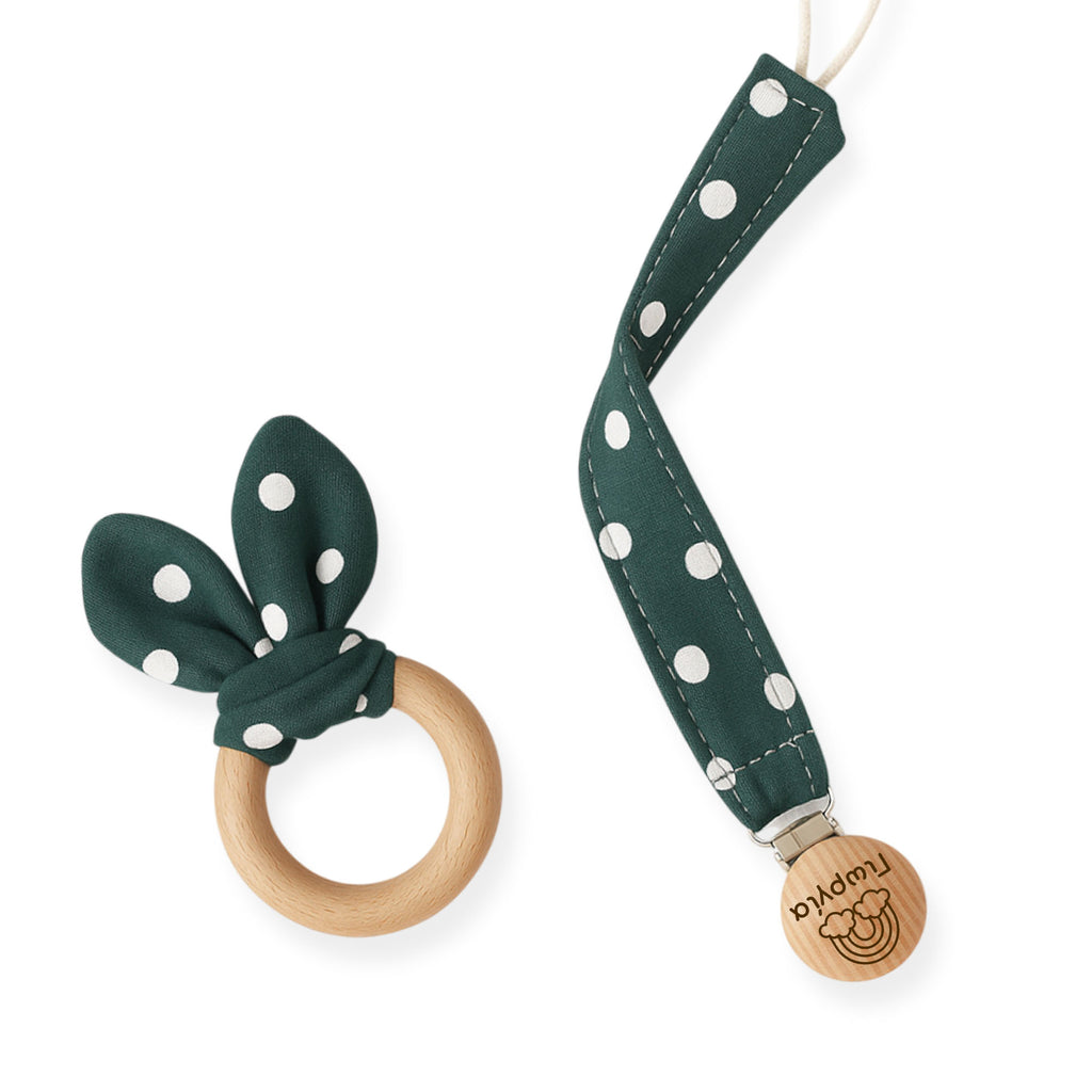 Σετ υφασμάτινο μασιτικό και κλιπ πιπίλας πράσινο πουά με ξύλινο κρίκο και ξύλινο κούμπωμα με χάραξη ονόματος