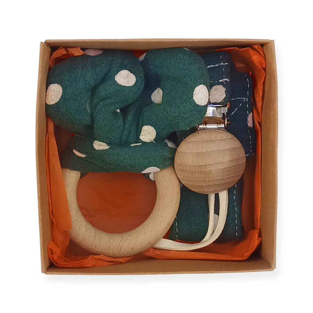 Σετ δώρου υφασμάτινο μασιτικό και κλιπ πιπίλας πράσινο πουά σε κουτί με ξύλινα στοιχεία